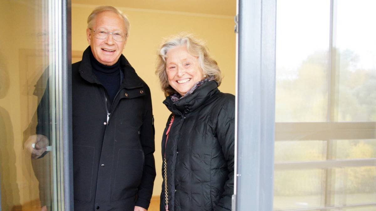    Председатель Общественного штаба по контролю за реализацией программы реновации Валерий Теличенко и член Общественного штаба Надежда Косарева высоко оценили качество отделки квартир в новостройке на Каскадной улице / Фото: Екатерина Алексеева / Вечерняя Москва