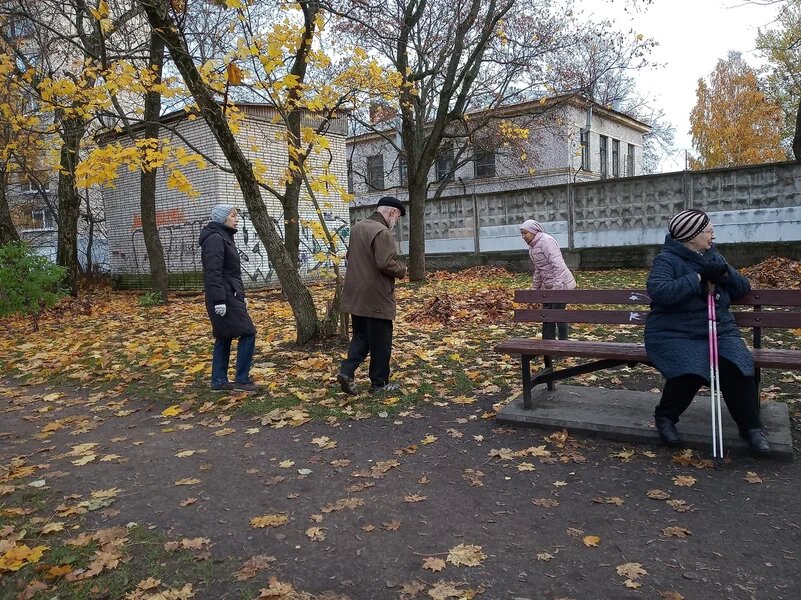 Здание отделение связи. где будет стройка - на заднем плане за забором.
