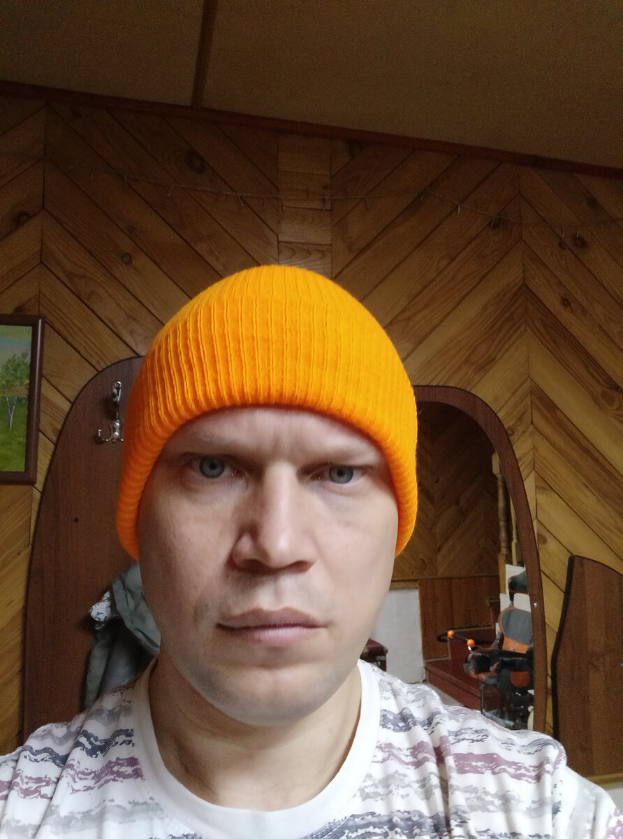 Весëлых фоток с моим лицом найти сложно, поэтому решил добавить эту фотографию, здесь  хотя яркая шапочка