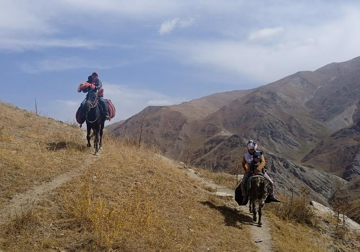 Ягнобская семья направляется в соседний кишлак на свадьбу. Александр Рыбин, ИА "Фергана"