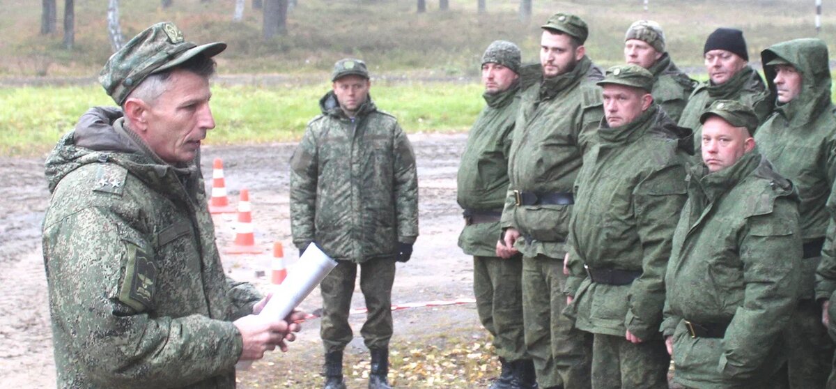 Подполковник Игорь ставит задачу на проведение занятия по вождению боевых машин