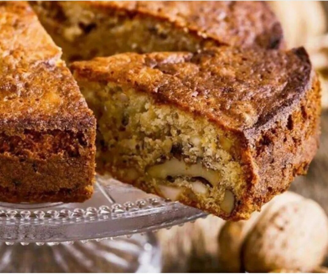 Простой, вкусный, в меру сладкий пирог для любителей выпечки с орехами. Сохраняйте рецепт и делитесь им с друзьямиИнгредиенты:Мука - 200 г.Сливочное масло - 200 гр.Грецкий орех - 200 г. Мед-160 г.Яйцо - 3 шт.Разрыхлитель (16 г.) - 1 п.Приготовление:1. Очищенные орехи измельчить при помощи ножа на крупную крошку.(Можно сложить орехи в целлофановый пакет и постучать по нему скалкой. Так будет быстрее). Так же орехи можно немногоподжарить.2. Масло (комнатной температуры) соединить с мёдоми при помощи миксера на средней скорости доводимдо однородной массы. Продолжая взбивать, ввести яйцо. Доводим до кремовой массы.3. Добавить орехи и перемешать помощи лопатки. 4. Добавить просеянную муку и разрыхлитель и перемешать до однородной массы.5. Форму размером 22-24 см смазать сливочным маслом и обсыпать мукой. Влить тесто и выпекать при 180º в течение 35 мин.6. Оставить в форме, пока не остынет. Посыпать пожеланию сахарной пудрой.Приятного аппетита!