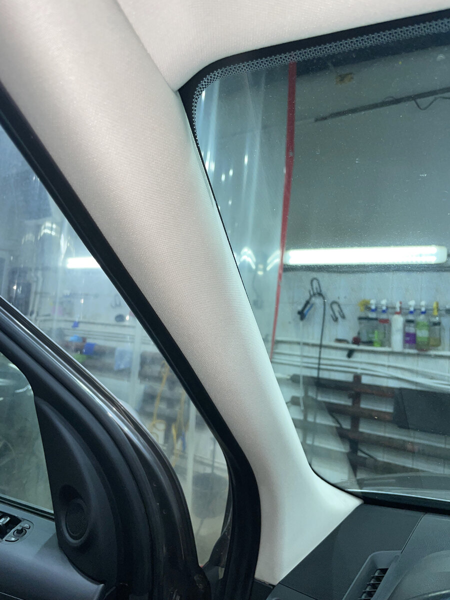 С потолком проблем особых не возникнет, основная проблема в заляпанных стойках и ручках на потолке. Проходим всё тем же составом "интериор" и низкопористой губкой всю обшивку потолка. особое внимание уделяем козырькам, ручкам и стыкам с уплотнительными резинками. Их проходим дополнительно проходим торнадором , мягкой щёткой и кисточками для детейлинга.