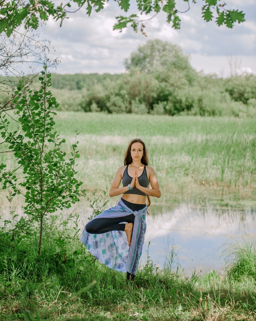 Ольга Беляева (г. Казань) выполняет позу дерева