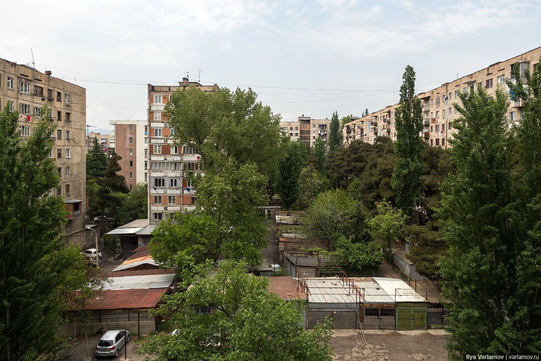 Несколько лет назад я побывал в Грузии. Начать я бы хотел с жилых районов Тбилиси. В далёком 2017 однокомнатная квартира в столице Грузии стоила $30 000.-20