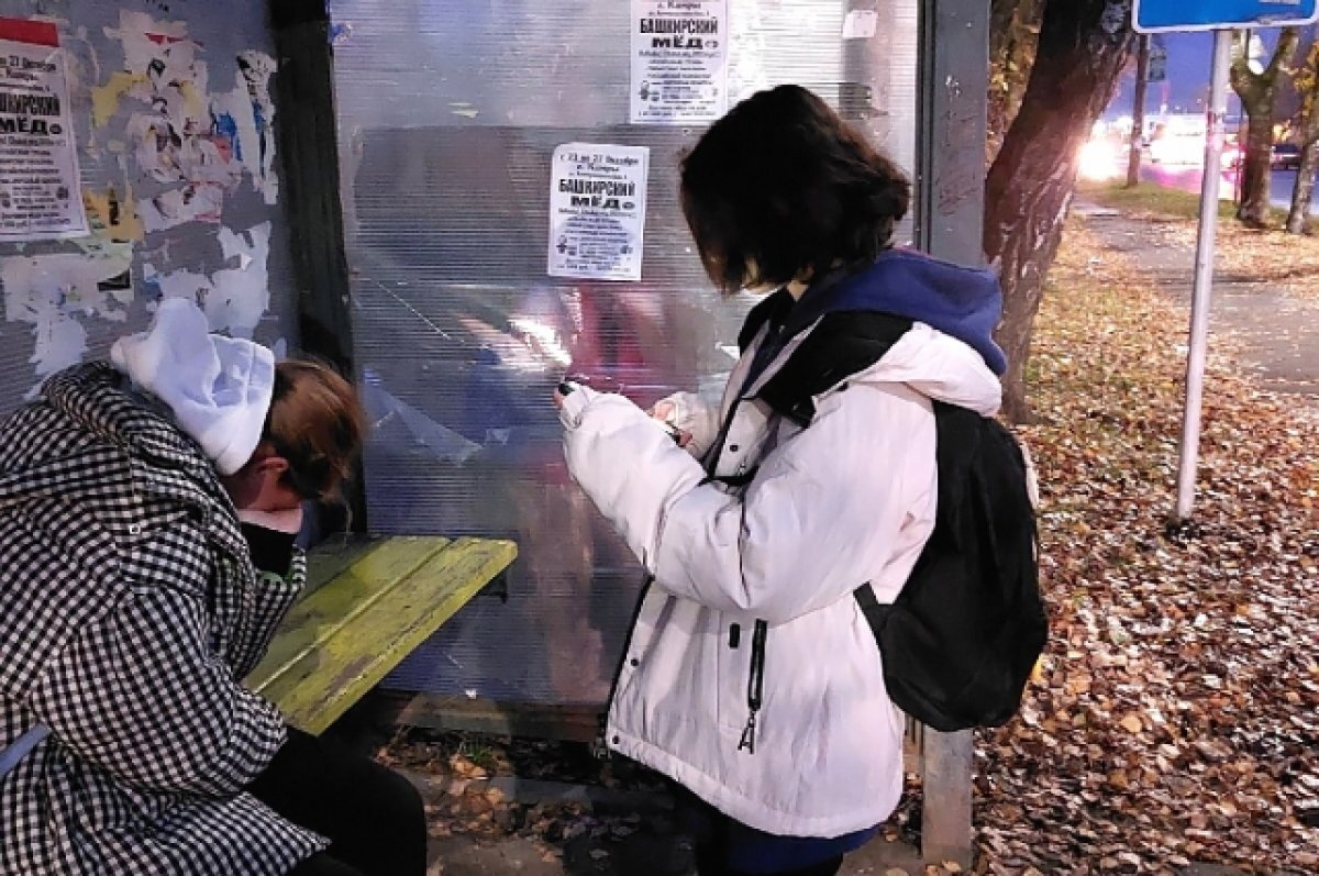    В Тверской области подростки разбили остановку и сняли это на видео