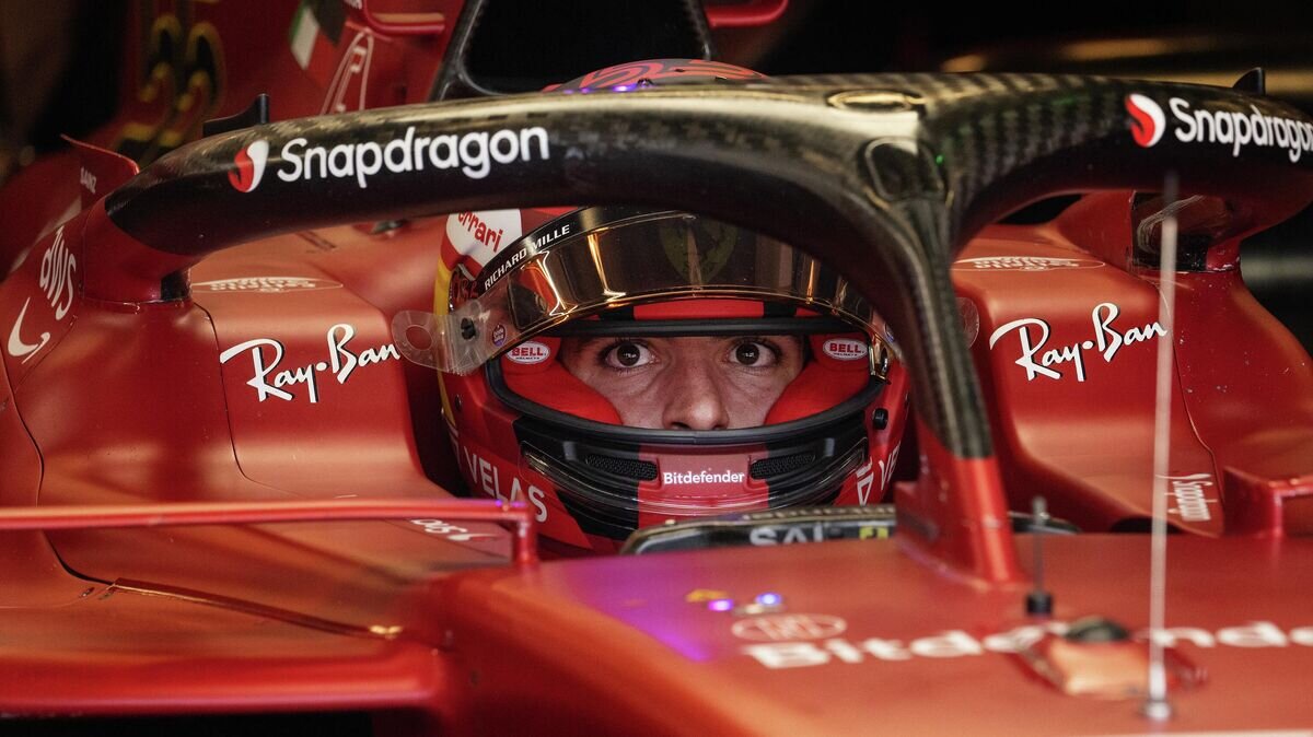    Пилот "Феррари" Карлос Сайнс© AFP 2022 / JIM WATSON