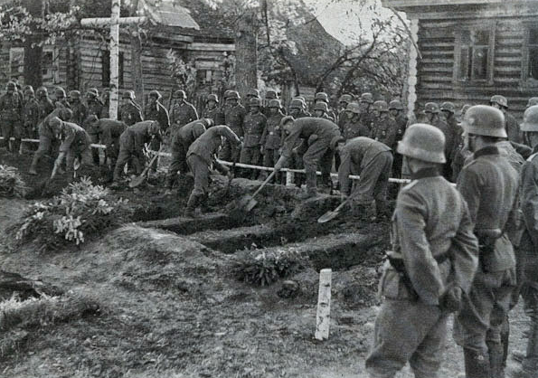 Солдаты Грабера в местечке Поддубье на Волховском фронте копают могилы. Полковник Гурран и его полк, отдают последние почести своим братьям по оружию 
Источник: https://fishki.net/1977780-volhovskij-front-glazami-uchastnika-chast-iv.html © Fishki.net