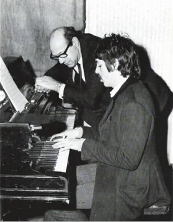 The beatles 1967. Eleggy паул воркерс. пол рэнд работы плакаты. анатомия шимпанзе. Paul works.