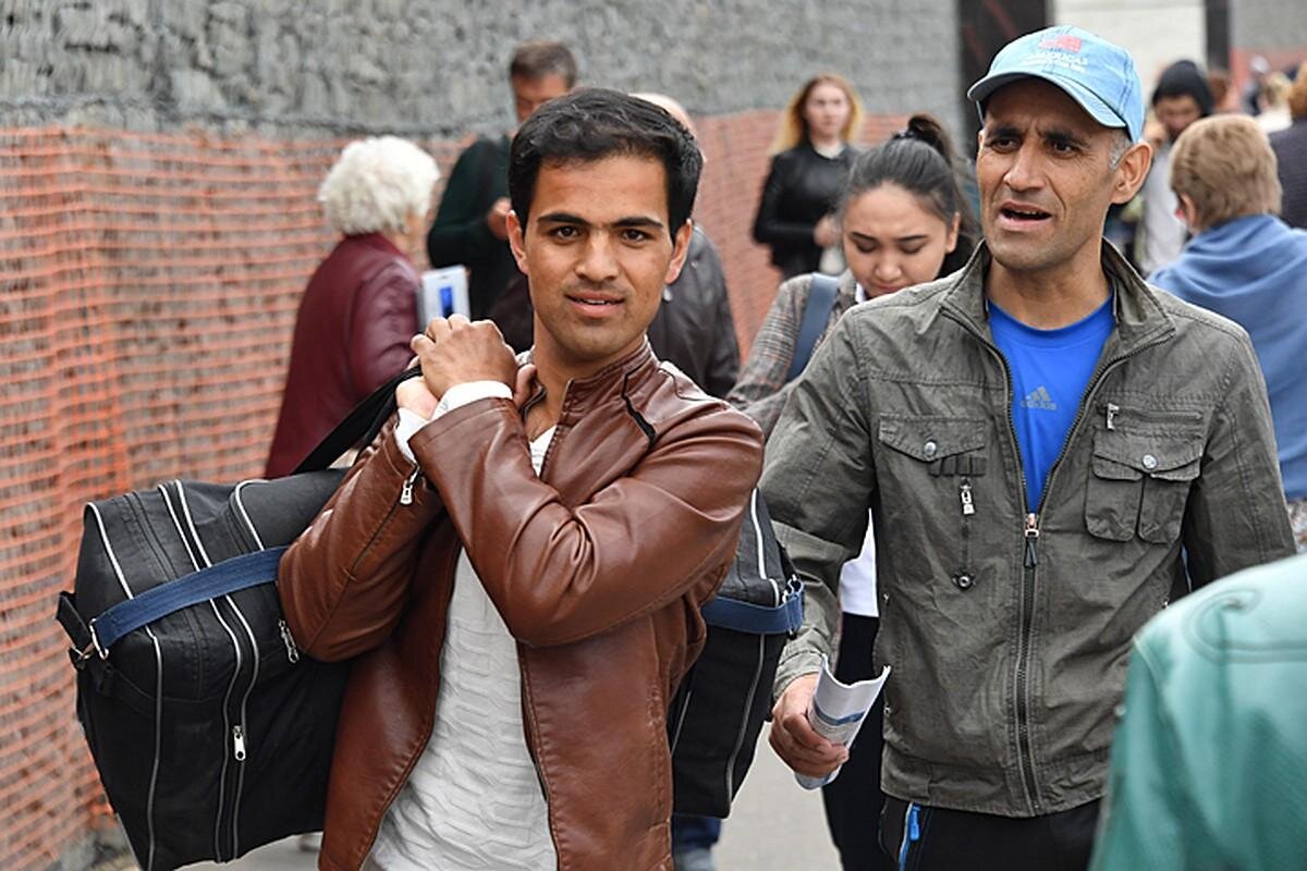 семья бедни таджикистане. жители ближнего зарубежья. иммигранты в россии. узбеки гастарбайтеры. граждане ближнего зарубежья.