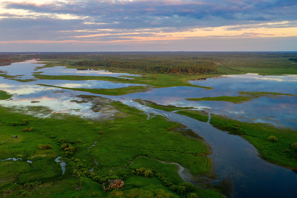 Бежецкий район богат на заброшенные храмы, а этот еще и привлекает своим местоположением, здесь река  Молога превращается в цепочку озёр шириной до 500 метров с заболоченными берегами, многочисленными островами.