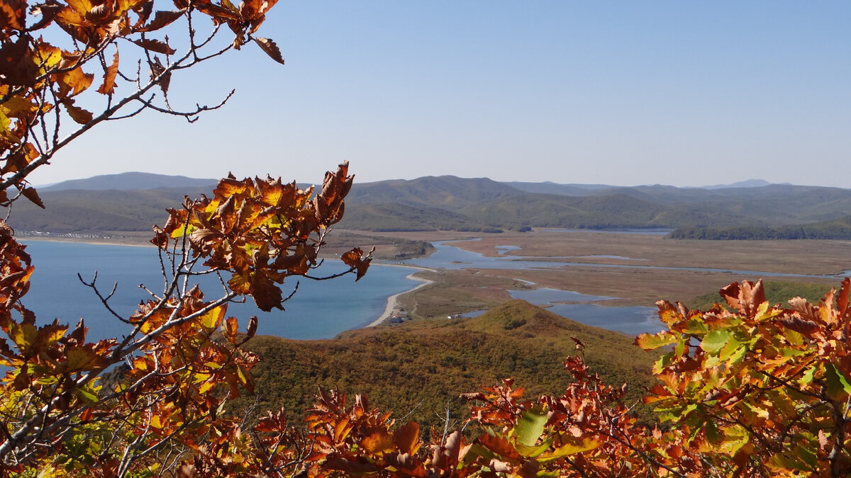 Вид с первой же сопки!