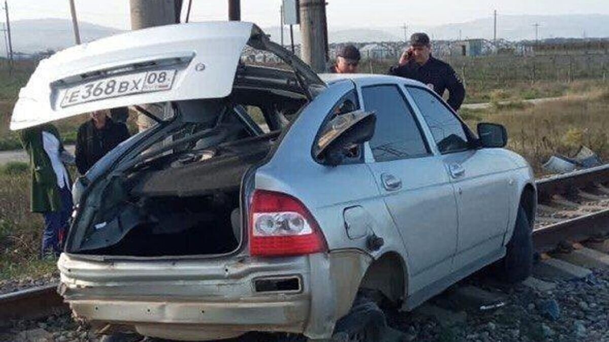    Последствия столкновения "LADA Priora" с локомотивом поезда на перегоне "Манас – Ачи" Северо-Кавказской железной дороги© Фото : МВД Дагестана/Telegram