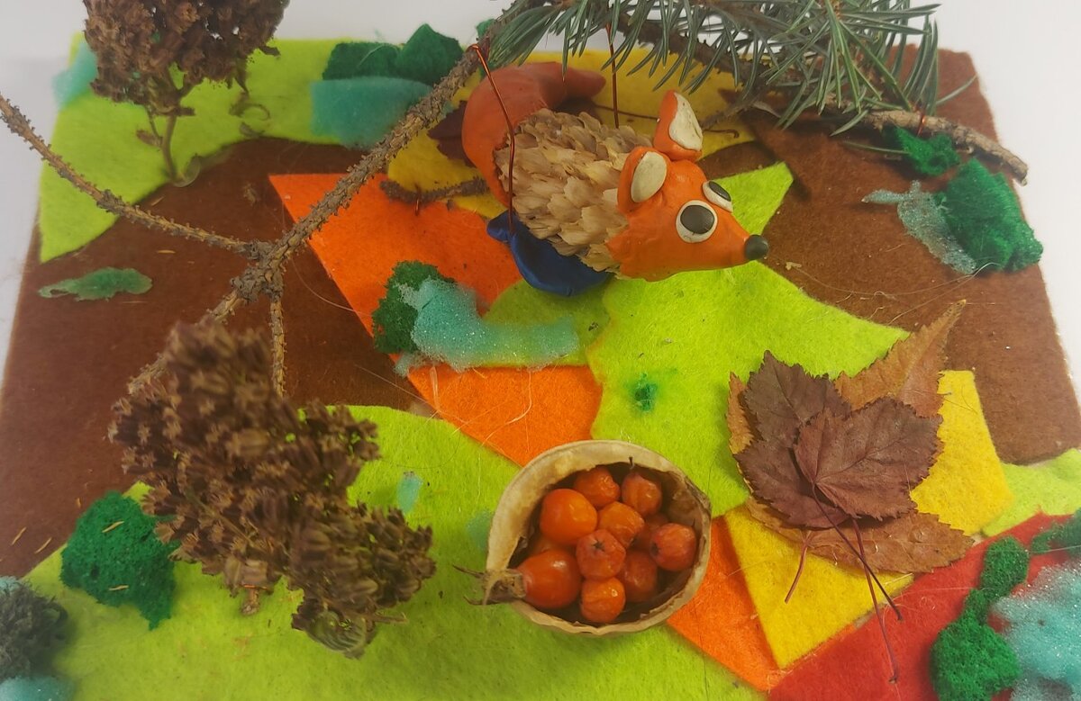 Авторское фото авторского шедевра, разноцветный фетр символизирует полянку