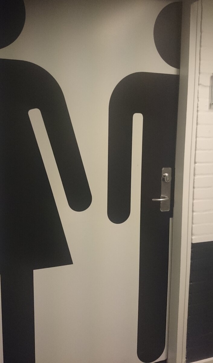 Общий туалет в нашей старой школе. А ручку -то, на удивление, в нужном месте прикрутили! 