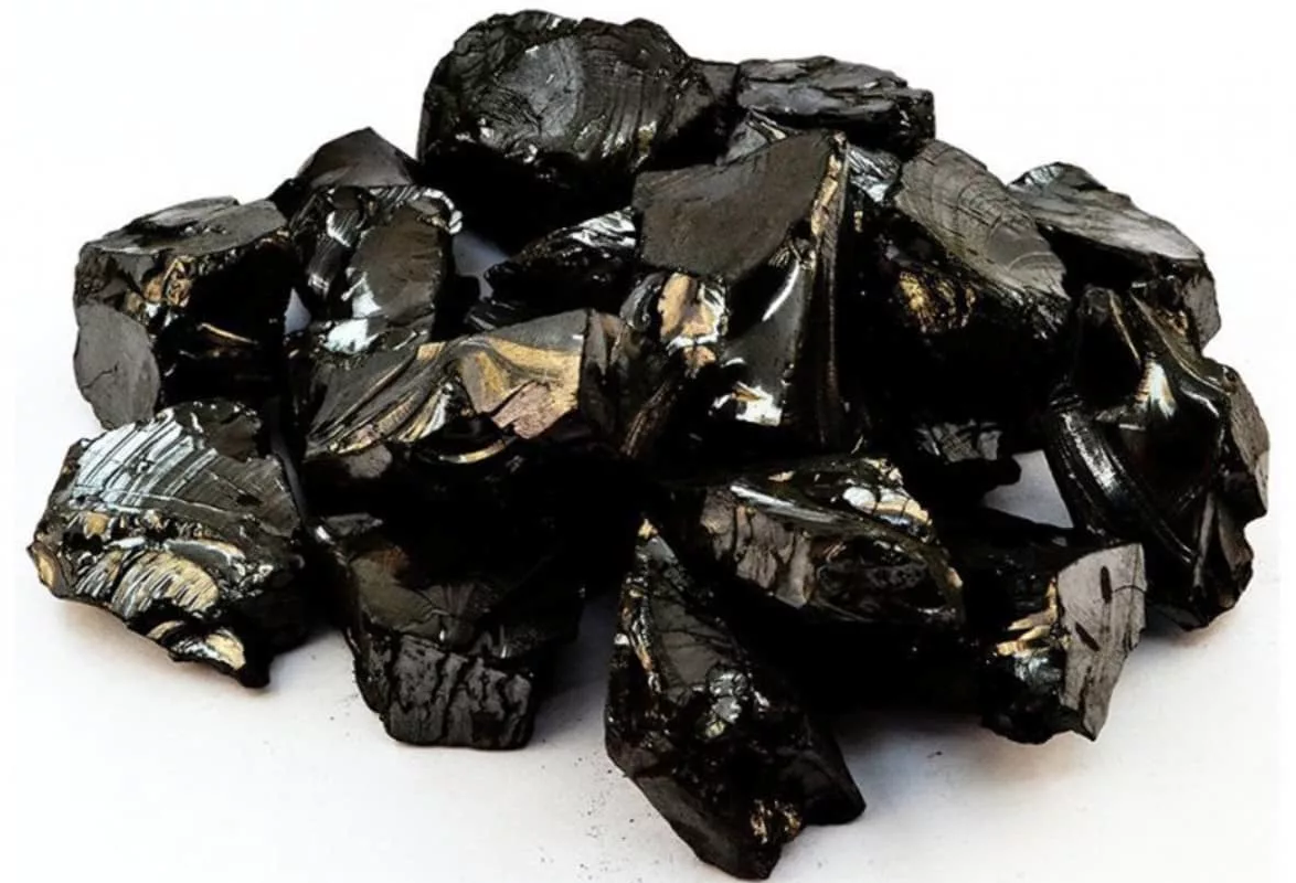 На фото: Колотый шунгит