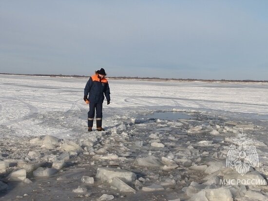     Следы провала машины под лед заметили спасатели неподалеку от Хабаровска. ФОТО: ГУ МЧС по Хабаровскому краю