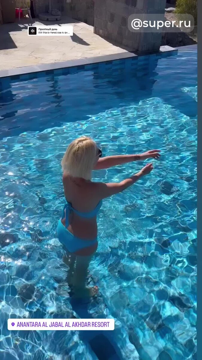 Лера Кудрявцева в бассейне
