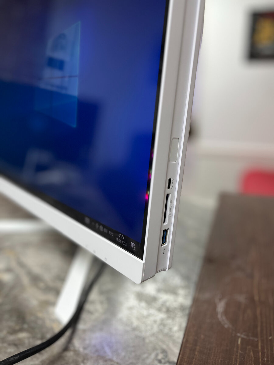 Сбоку мы имеем карт-ридер, USB 3.0 и гнездо Type-C, отличный набор разъёмов.