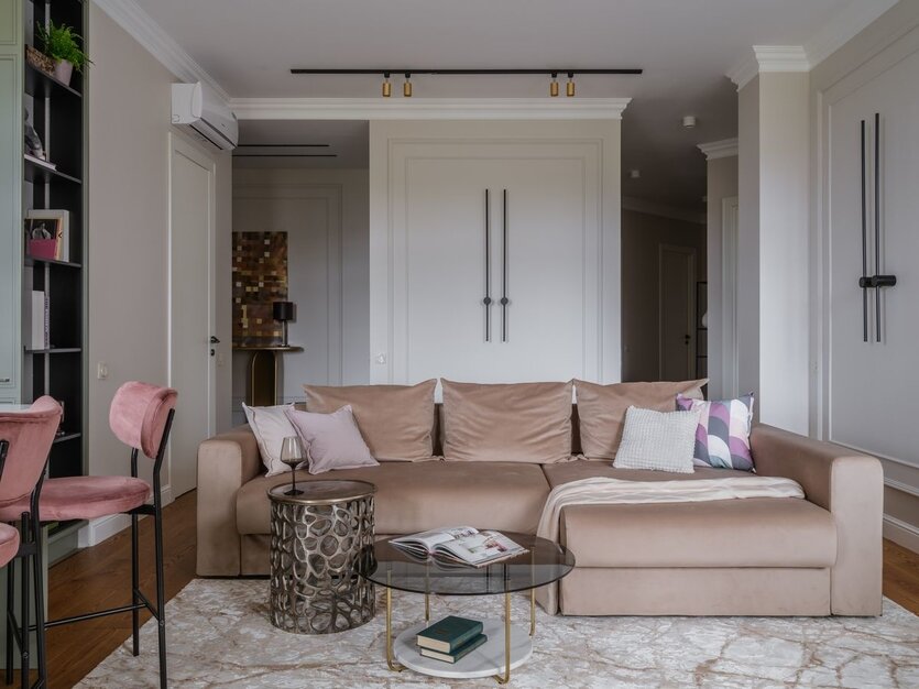 Гостиная. Паркетная доска, Finex. Диван изготовлен на заказ на мебельном производстве KORB. Ковёр, Amikovry. Стеклянный столик, La Redoute. Металлический столик, декор, Moon Store. Трековые системы света, «Центрсвет».