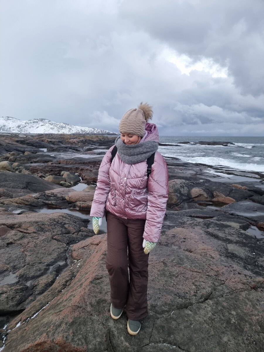 Териберка зимой. На улице - 23. На мне термобелье, теплый свитер, теплые горнолыжные штаны, теплая курта, шерстяная шапка с флисовым подкладом, снуд, варежки, 2 пары носков, теплые ботинки на толстой подошве.