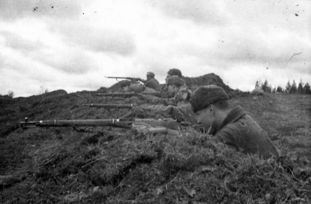 Группа бойцов Калининского фронта на огневой позиции. 1942 г. Автор: Иван Нарциссов.