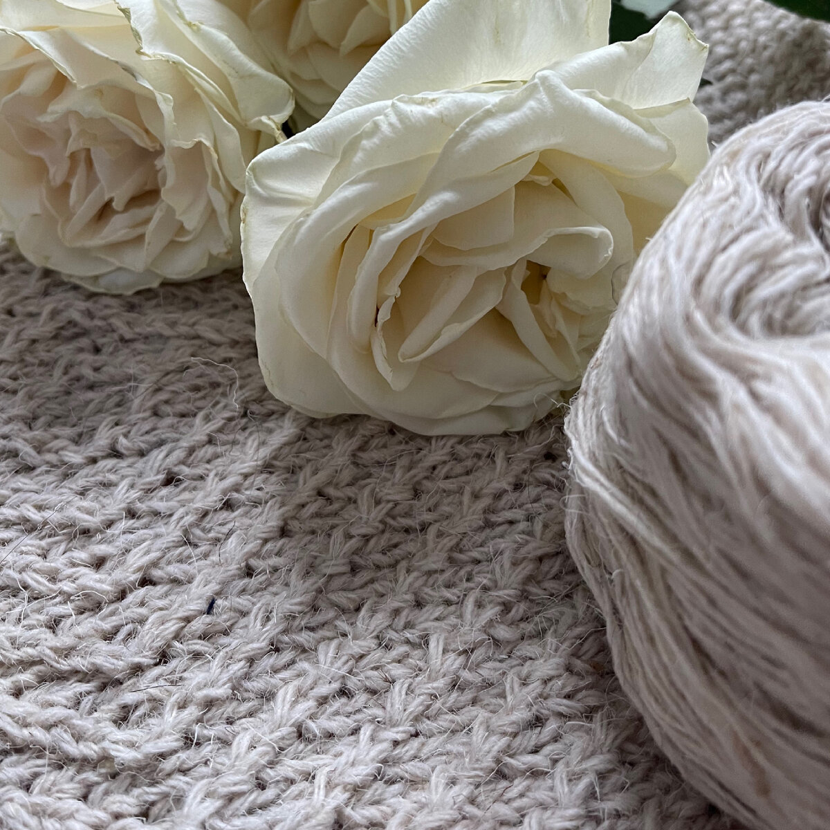 На фото пряжа, из которой я сейчас вяжу. Купила на рынке:) 