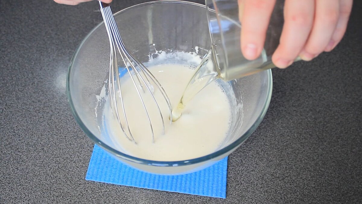 добавляем в воду с рисовой мукой растопленное кокосовое масло