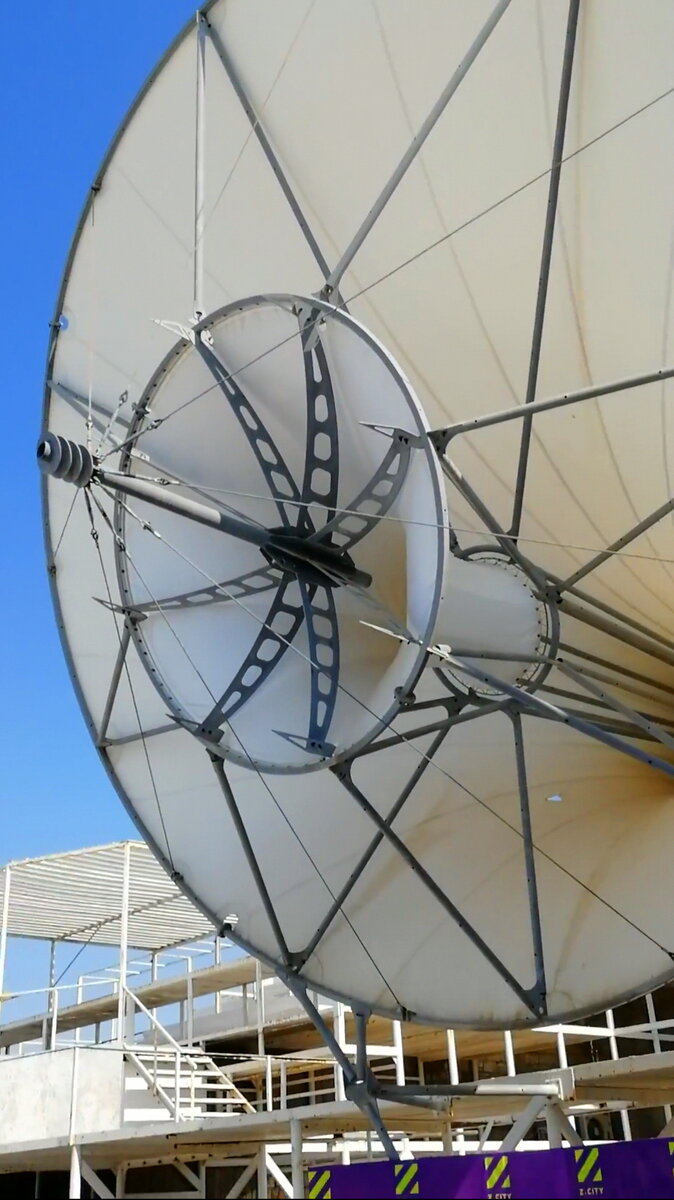 При входе есть большая вымощенная площадка и сверху две такие огромные штуковины.