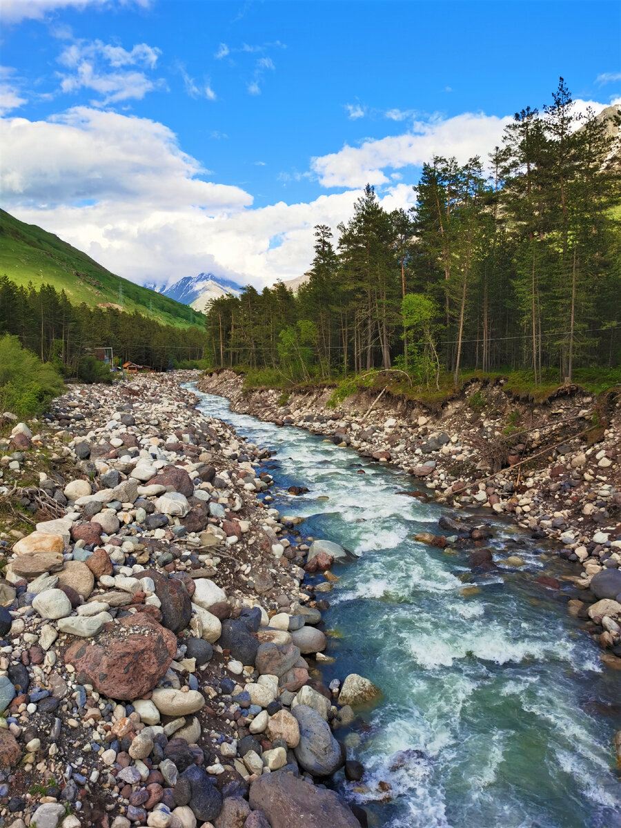 Факт! Из этой самой реки в селе Терскол, бариста набирал воду для приготовления кофе. При этом люди были в восторге, подходили и благодарили за вкусный напиток.