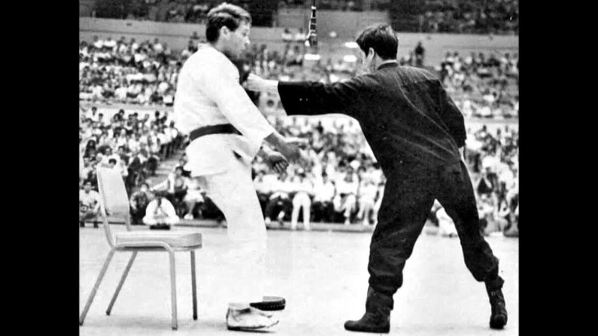 На камере люди отлетали по 2 метра, а то и больше. 