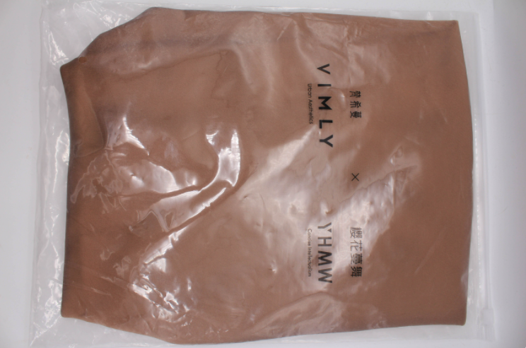 Сама юбка была аккуратно сложена и упакована в брендовый зип-пакет.