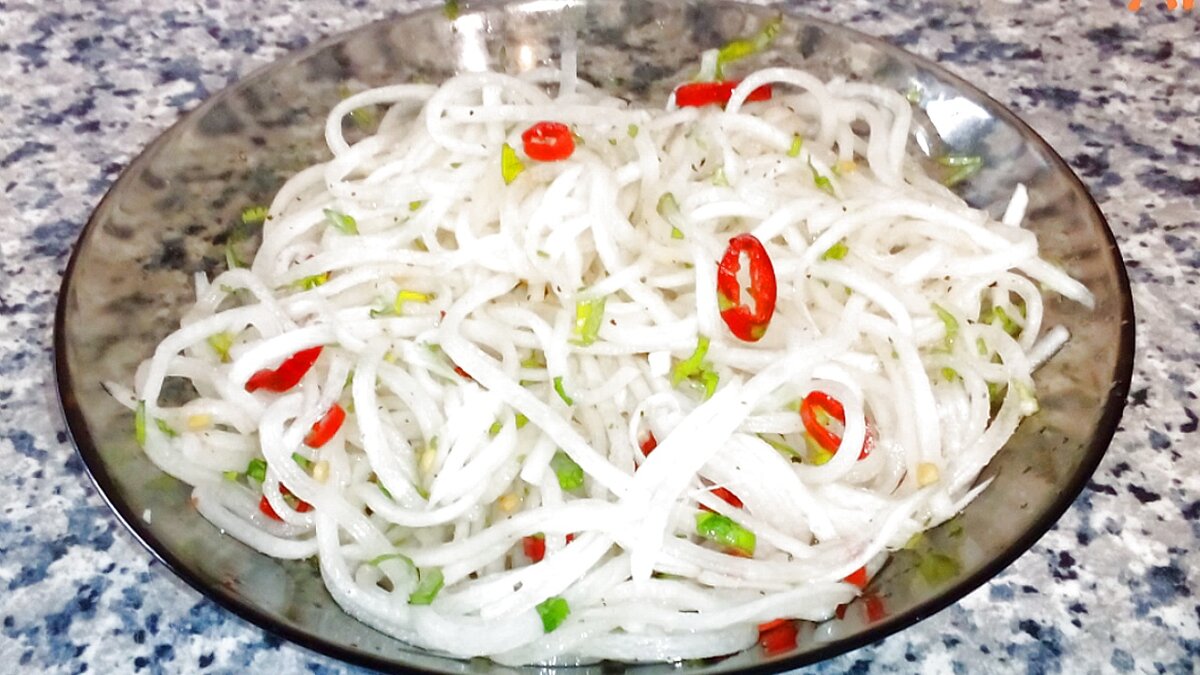 Ингредиенты: редька дайкон - 1 шт.
кинза - 3 веточки
маринованный острый перец - 2 шт.
рисовый уксус - 2 ст.л.
чеснок - 2 зубчика
сахар - 1 ст.л.
соль и черный перец по вкусу