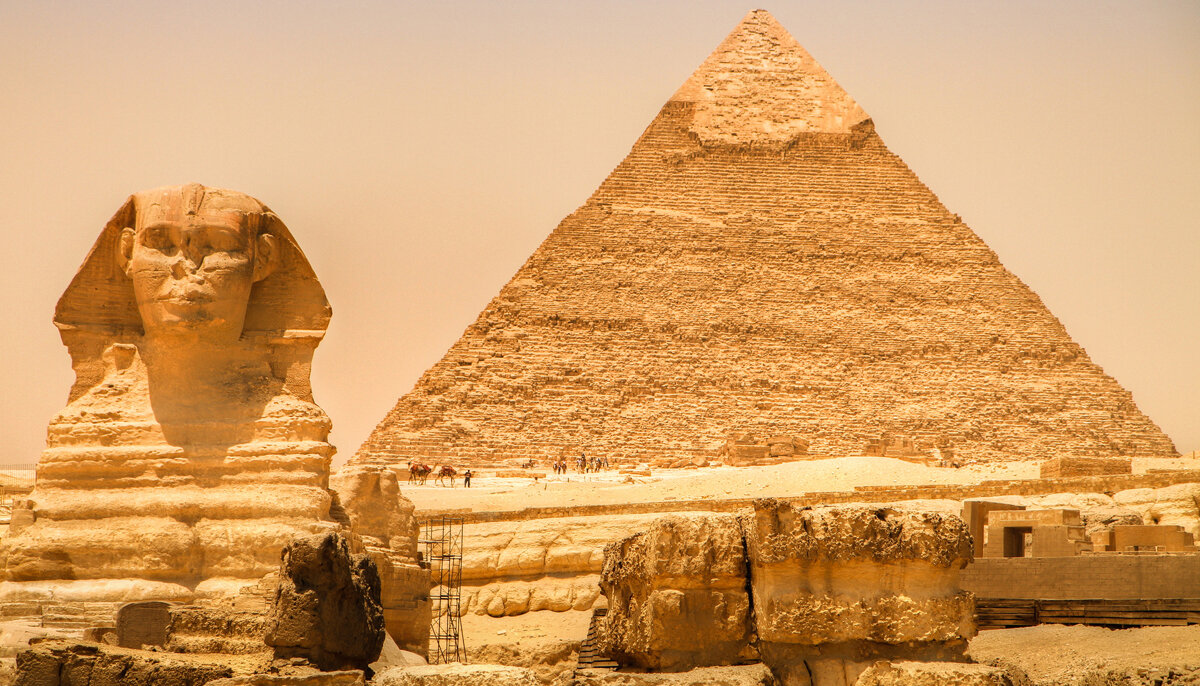 Пирамида имеет квадратное основание. Длина сторон пирамиды изначально была 230 метров, а высота 150 метров. В настоящее время из-за эрозии размеры пирамиды немного уменьшились. Эта пирамида является самой большой из всех пирамид, когда-либо построенных на Земле, независимо от цивилизации и времени. Общий вес пирамиды Хеопса оценивается примерно в 6,25 миллиона тонн.