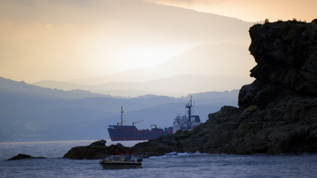 Закат. Японские море. Снято на: Fujifilm X-A3. Оптика: Советский объектив МС ЗМ-5СА (8:500)