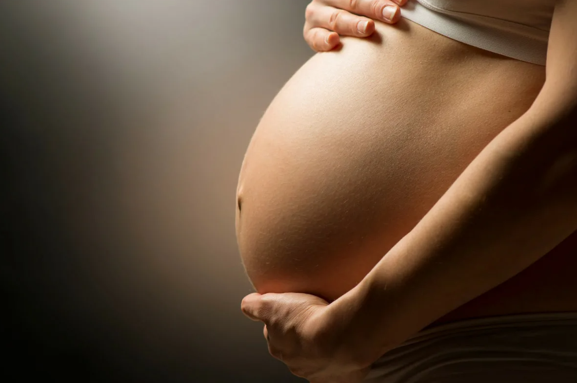 Беременная женщина обнаруживает странную пигментацию на животе...мой ребено...