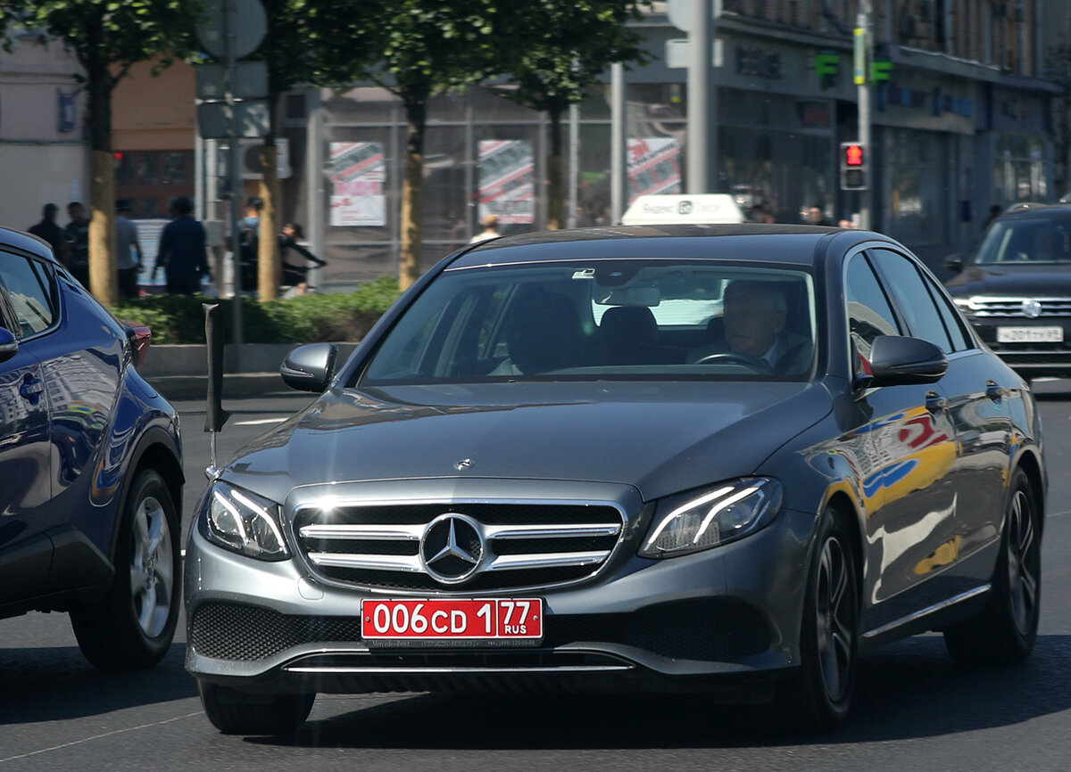 Mercedes-Benz E-Klasse Генерального консула Испании в Москве Мария Исабель Виканди Плаза