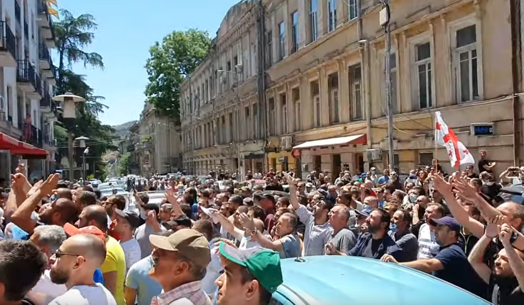 Такой лазурный небосвод сияет только над тобой...