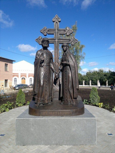 Памятник Петру и Февронии в Великом Новгороде. Новгородцы любят семейные традиции.