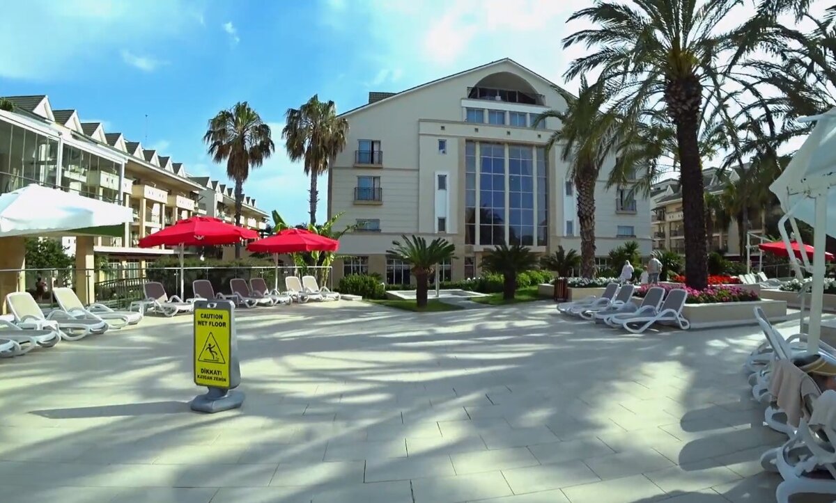 Ресепшн и рядом 2 корпуса отеля