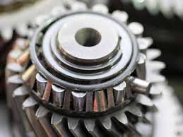 Не все разбираются в машинах и знают, когда тот или иной агрегат начинает работать со сбоями. Если не обращать внимания на изменение в поведении ТС, изначально мелкая неисправность может привести к большим проблемам и крупным затратам. Поэтому при малейших подозрениях, желательно заехать на СТО и удостовериться, что все в порядке.