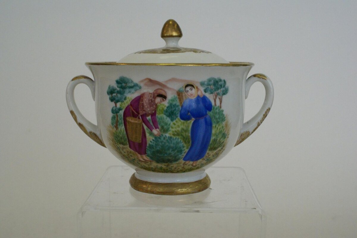 Елена Кубарская (роспись). Сергей Чехонин (форма). Сахарница из сервиза «Сбор урожая по республикам СССР». 1939. ЛФЗ. Высота 10,5 см. Государственный Эрмитаж / Мз-С-1646. Источник: collections.hermitage.ru