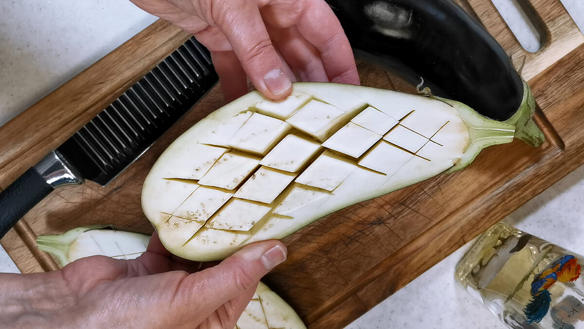 Фаршированные баклажаны, приготовленные этим способом, получаются значительно вкуснее, а времени уходит столько же, как и на самый известный классический рецепт.