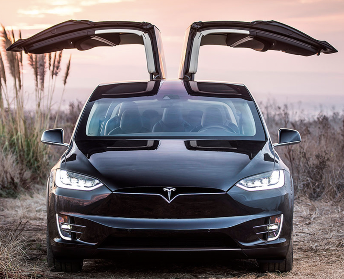 Tesla - электромобиль с функцией автопилота