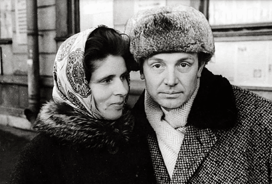 Иннокентий Михайлович Смоктуновский с женой.Фото Яндекс.Картинки.