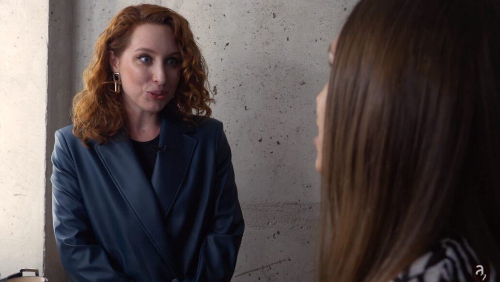 Интервьюер ирина шихман. Ирина шихман ведущая. А поговорить ирина шихман. Ирина шихман интервью. Ирина шихман интервью с биланом.