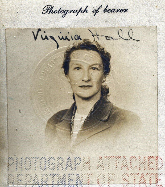 Фотография на удостоверение личности Вирджинии Холл из Государственного департамента США; Источник: женщины по средам. 