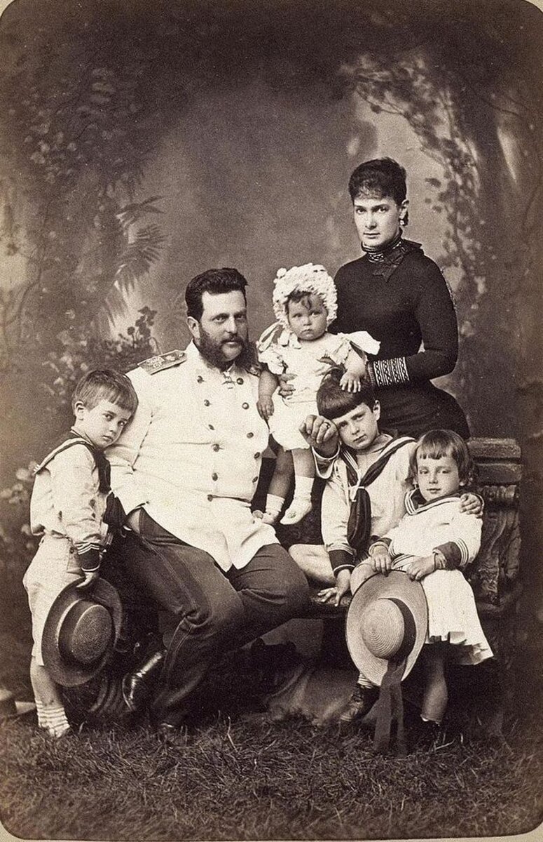 Великий князь Владимир Александрович с семьей (под скамейкой собачка).