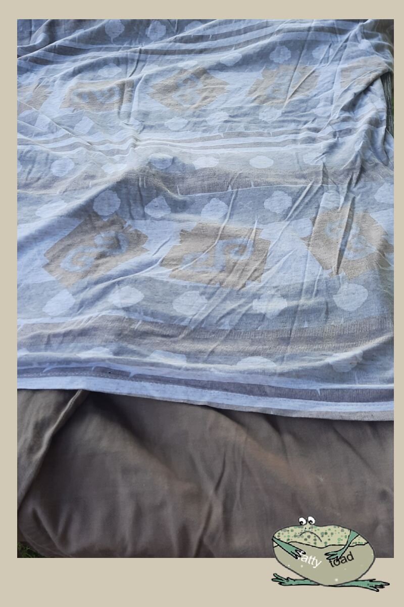 Эта футболка была в городе любимой. И даже видела в своей жизни утюг, много раз, была с ним знакома. А теперь вот так, по-простому. Бриджи в тон из хлопка и грядки полоть!