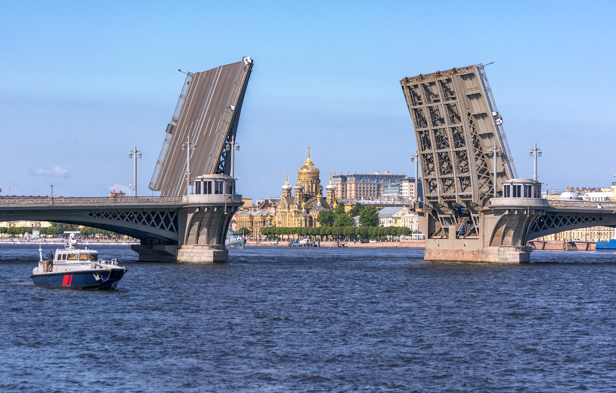 Мосты в санкт петербурге время. Благовещенский разводной мост в Санкт-Петербурге. Благовещенский мост Петербург. Мост лейтенанта Шмидта в Санкт-Петербурге. Благовещенский мост в Санкт-Петербурге разводка.